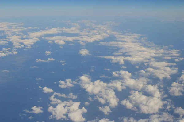 Αεροφωτογραφία του Blue sky και Cloud Top view από το παράθυρο του αεροπλάνου — Φωτογραφία Αρχείου