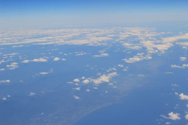 Blick auf den Boden aus dem Flugzeugfenster — Stockfoto
