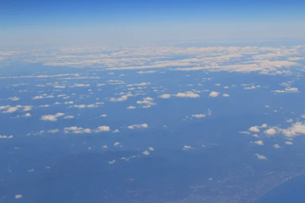 Blick auf den Boden aus dem Flugzeugfenster — Stockfoto