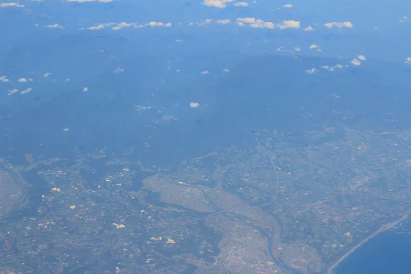 飛行機の窓から地上のビュー — ストック写真