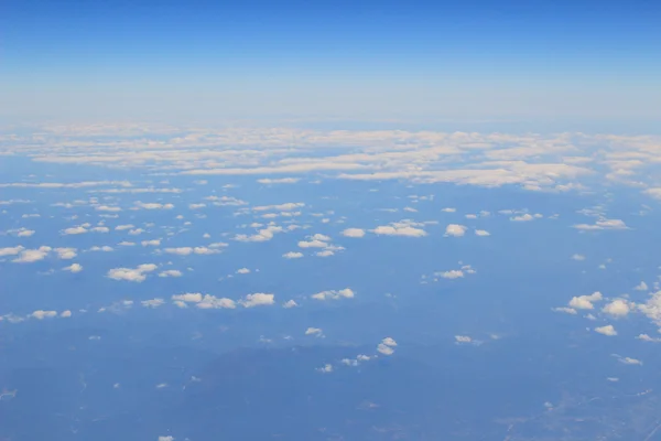 Vista del suelo desde la ventana del avión — Foto de Stock