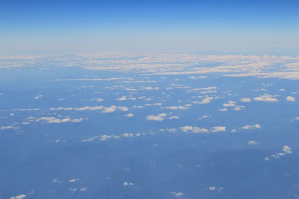 Vista aérea do céu azul e da nuvem Vista superior da janela do avião — Fotografia de Stock