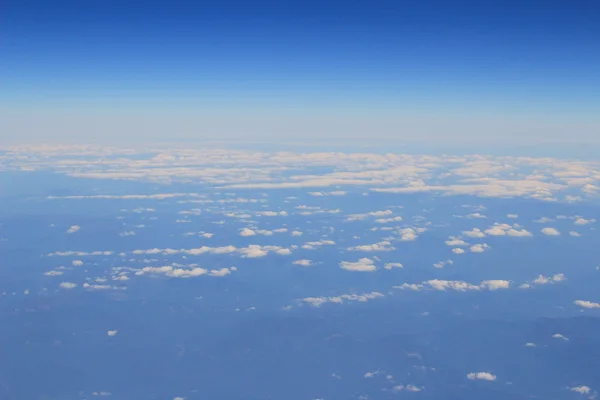 Mavi gökyüzü ve uçak penceresinden bakış bulut Top havadan görünümü — Stok fotoğraf