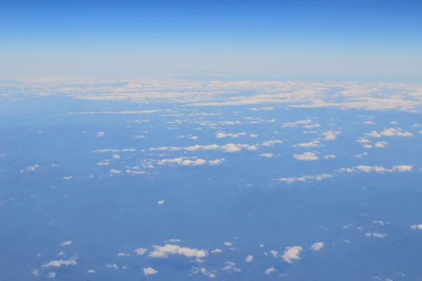 飛行機の窓から地上のビュー — ストック写真