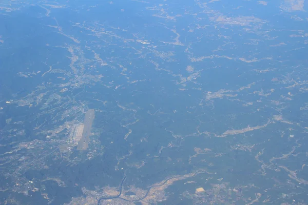 Вид на землю из окна самолета — стоковое фото