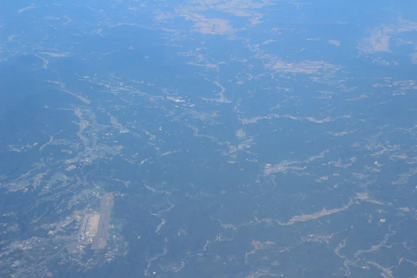 Vista do solo da janela do avião — Fotografia de Stock