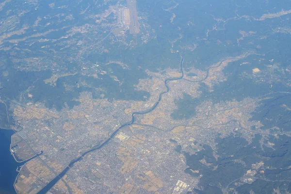 Blick auf den Boden aus dem Flugzeugfenster — Stockfoto