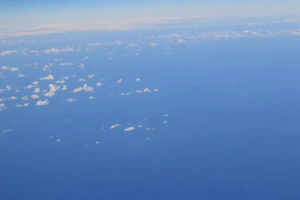 Vista aerea del cielo blu e della nuvola Vista dall'alto dalla finestra dell'aereo — Foto Stock