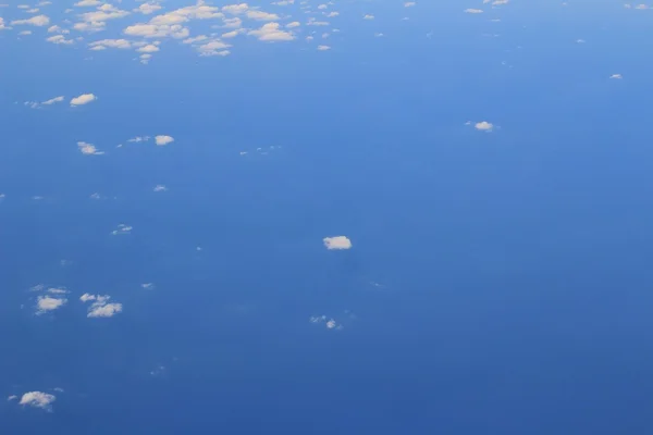 Самолеты, летящие в голубом небе — стоковое фото