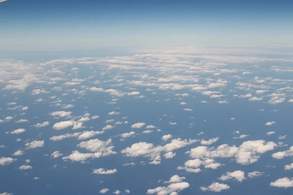 在蓝色的天空中飞行的飞机 — 图库照片
