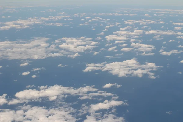 Vista aerea del cielo blu e della nuvola Vista dall'alto dalla finestra dell'aereo — Foto Stock