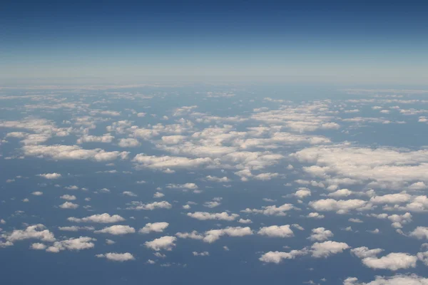 Вид с воздуха на голубое небо и облако — стоковое фото