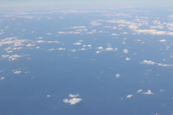 飛行機からの雲と空のビュー — ストック写真