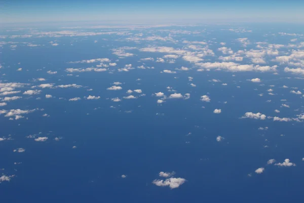 Letecký pohled na modré oblohy a Cloud Top pohled z okna letadla — Stock fotografie