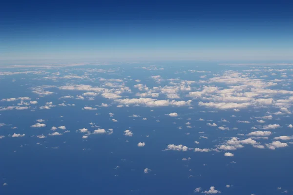 Flugzeuge fliegen in den blauen Himmel — Stockfoto