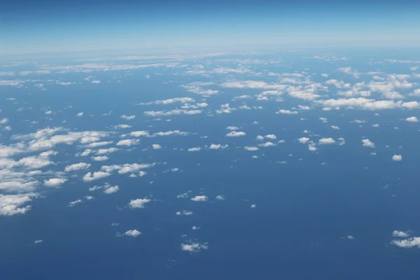 Samolot latający w błękitne niebo — Zdjęcie stockowe