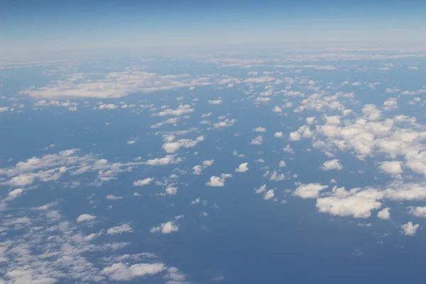 Ein Flugzeug fliegt in den blauen Himmel — Stockfoto