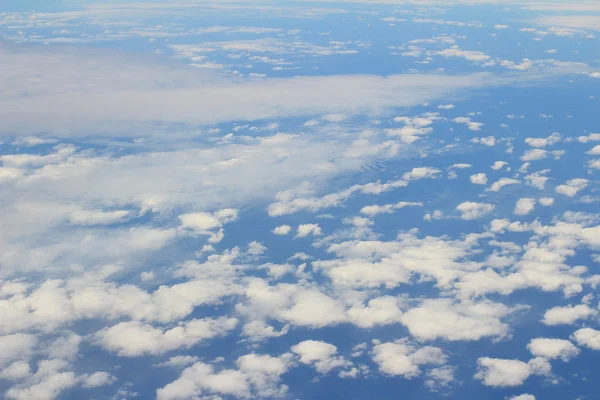 Uma aeronave voando no céu azul — Fotografia de Stock