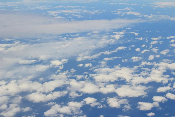 Ett flygplan som flyger i den blå himlen — Stockfoto