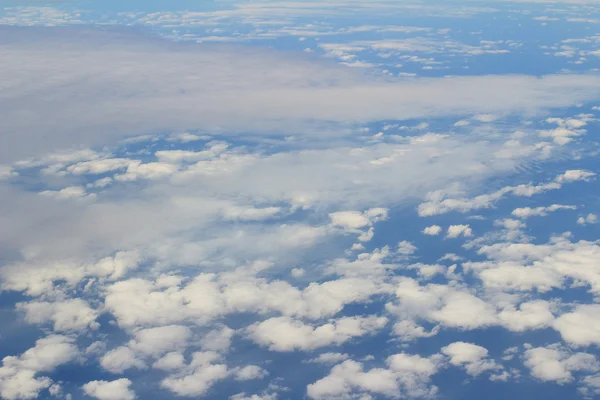 Un avión volando en el cielo azul — Foto de Stock