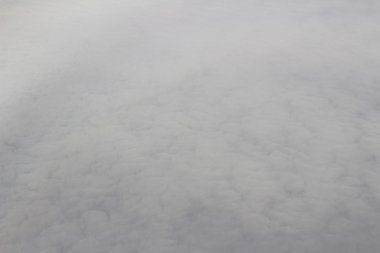 mavi gökyüzünde uçan bir uçak