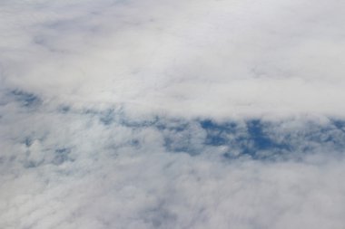 mavi gökyüzünde uçan bir uçak