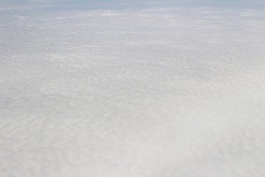 mavi gökyüzünde uçan bir uçak