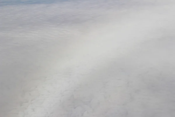 Uma aeronave voando no céu azul — Fotografia de Stock