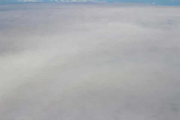 Ein Flugzeug fliegt in den blauen Himmel — Stockfoto