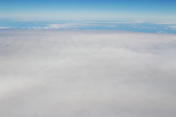 Uma aeronave voando no céu azul — Fotografia de Stock