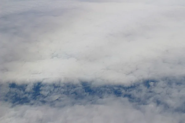 青い空を飛んでいる航空機 — ストック写真