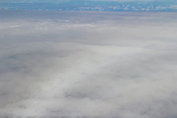 Ein Flugzeug fliegt in den blauen Himmel — Stockfoto