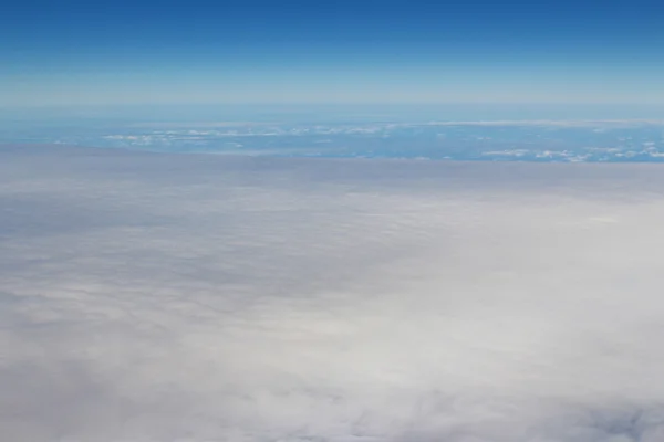 Un avión volando en el cielo azul — Foto de Stock