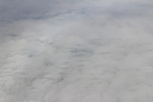 Un avion volant dans le ciel bleu — Photo