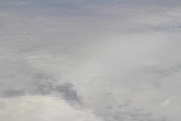 Samolot latający w błękitne niebo — Zdjęcie stockowe