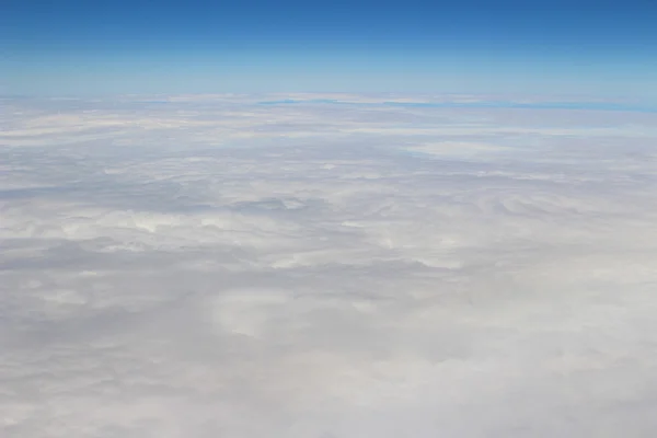 Un avión volando en el cielo azul — Foto de Stock