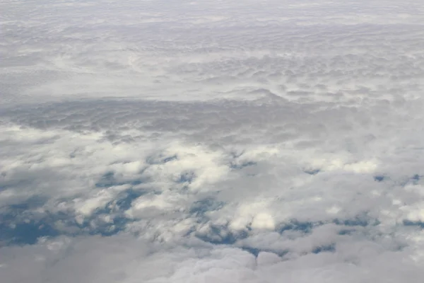 Ilma-alus lentää sinisellä taivaalla — kuvapankkivalokuva