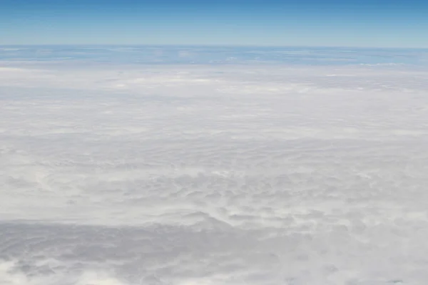 Een vliegtuig vliegen in de blauwe hemel — Stockfoto