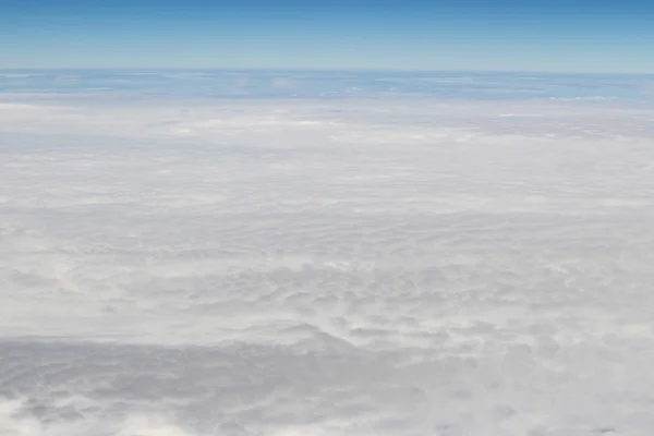 Uma aeronave voando no céu azul — Fotografia de Stock