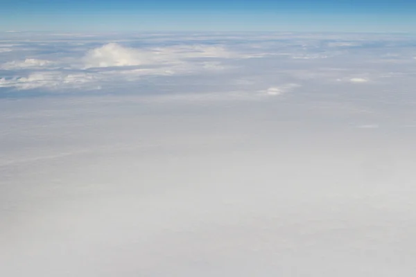青い空を飛んでいる航空機 — ストック写真