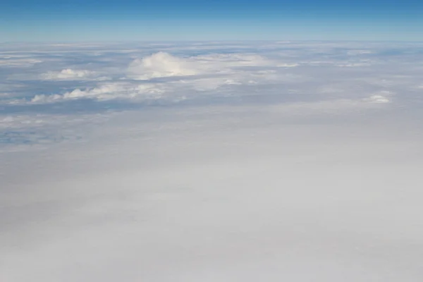 Vista aérea do céu azul e da nuvem Vista superior da janela do avião — Fotografia de Stock