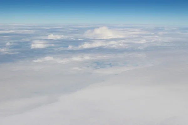 푸른 하늘과 구름 탑 뷰 비행기 창에서의 항공 보기 — 스톡 사진