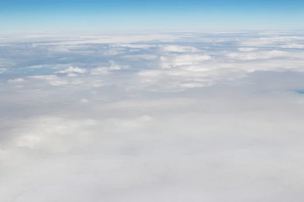 Літак літає на блакитному небі — стокове фото
