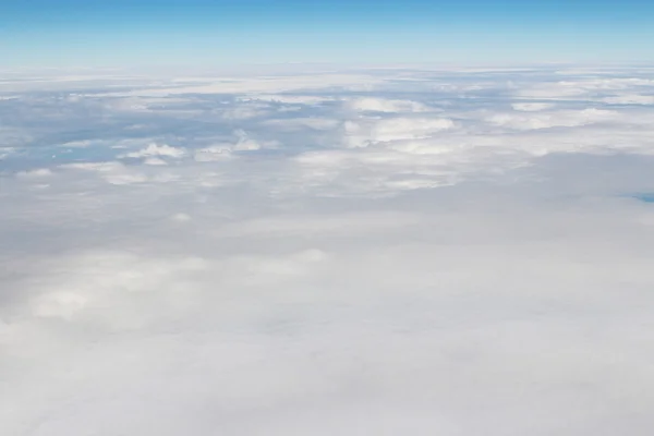 Uma aeronave voando no céu azul — Fotografia de Stock