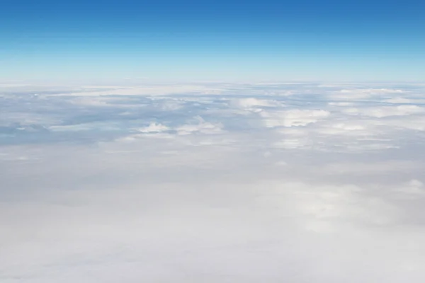 Ein Flugzeug fliegt in den blauen Himmel — Stockfoto