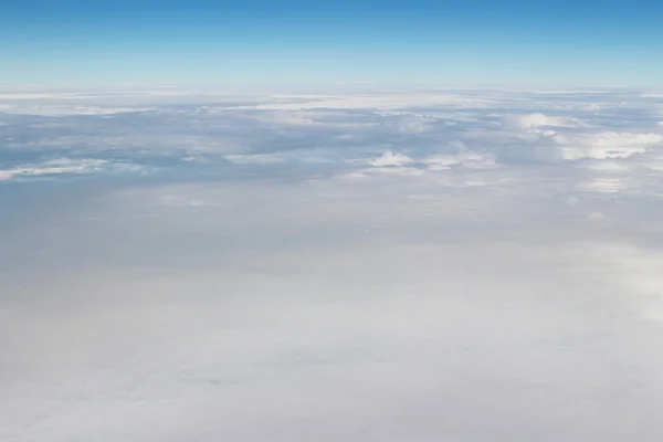 Літак літає на блакитному небі — стокове фото
