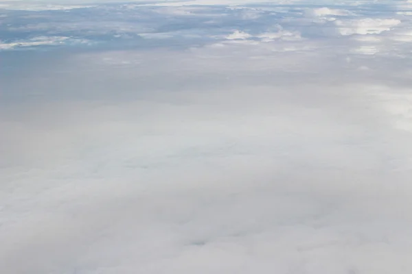 Uma aeronave voando no céu azul — Fotografia de Stock