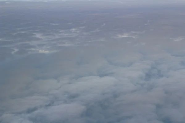 Ein Flugzeug fliegt in den blauen Himmel — Stockfoto