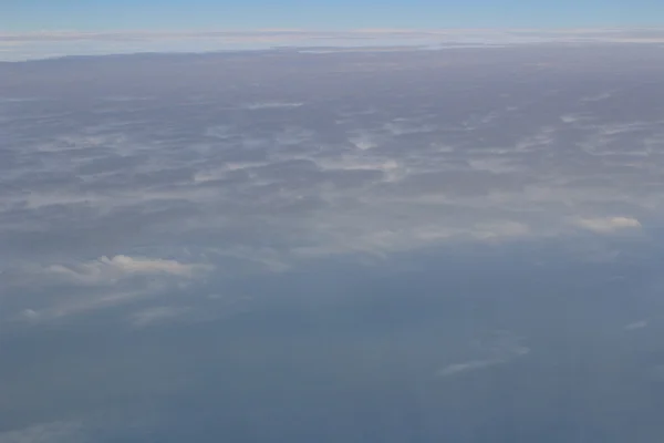 푸른 하늘에 비행 하는 항공기 — 스톡 사진