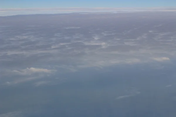 Uma aeronave voando no céu azul — Fotografia de Stock